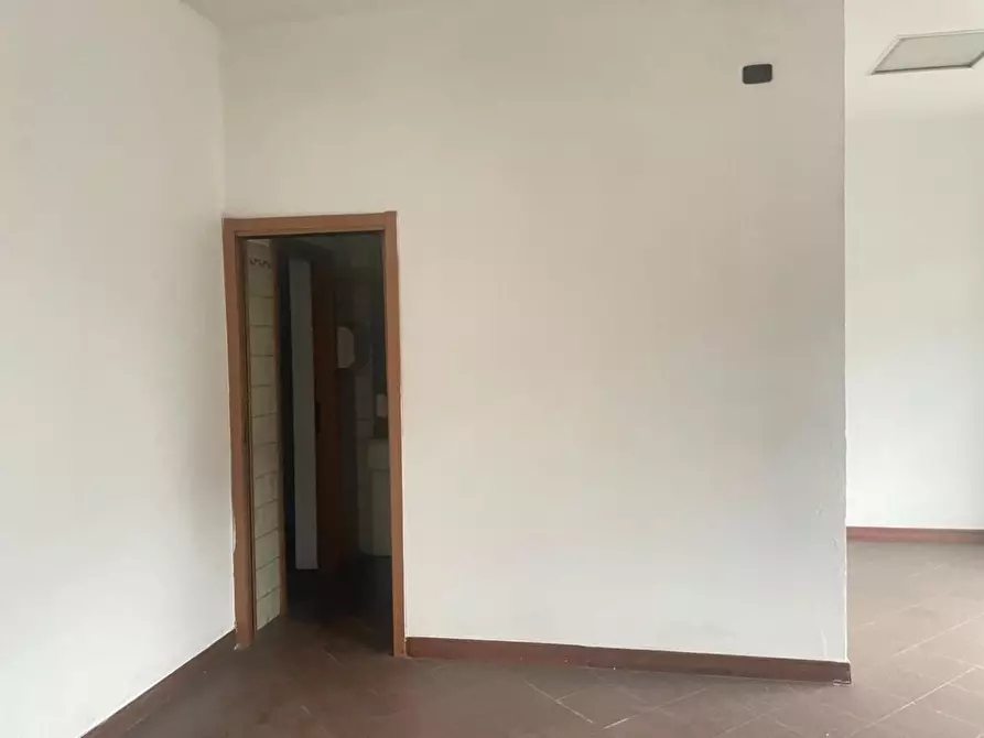 Immagine 7 di Locale commerciale in affitto  a Massa