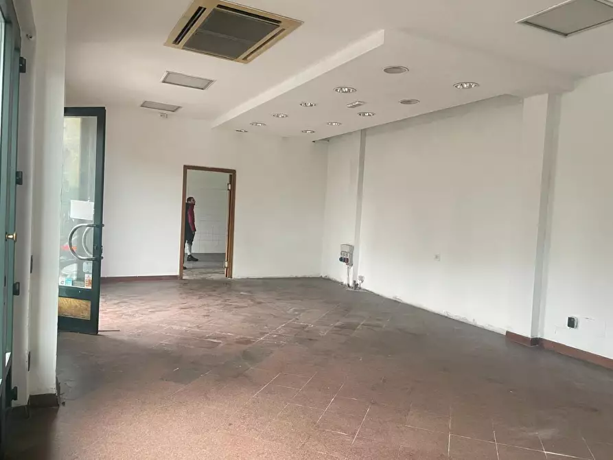 Immagine 3 di Locale commerciale in affitto  a Massa