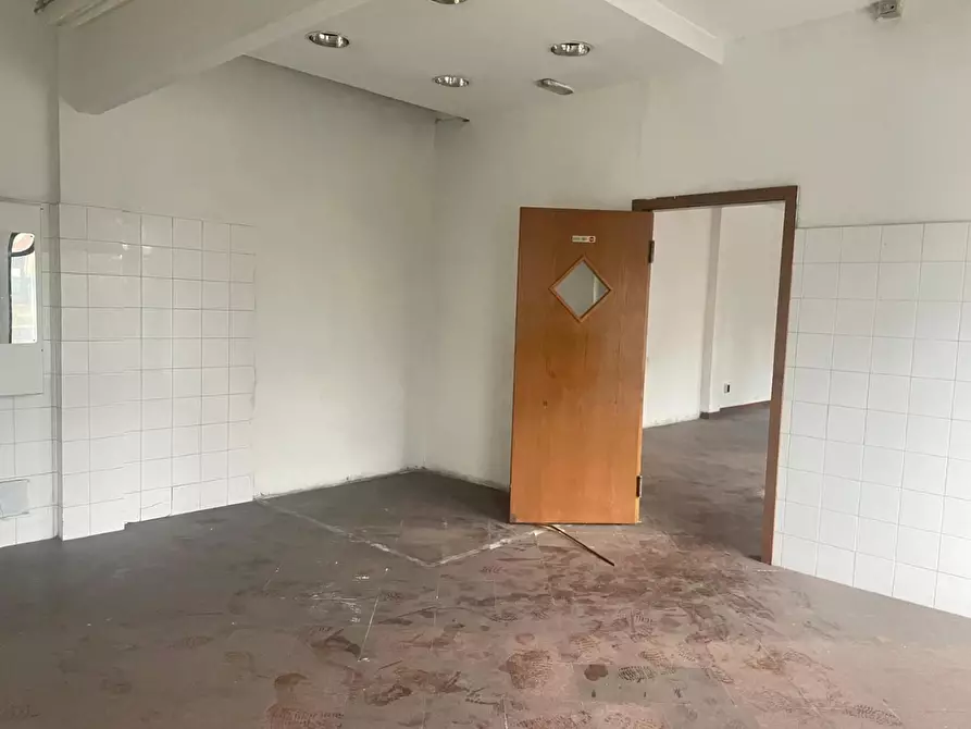 Immagine 6 di Locale commerciale in affitto  a Massa