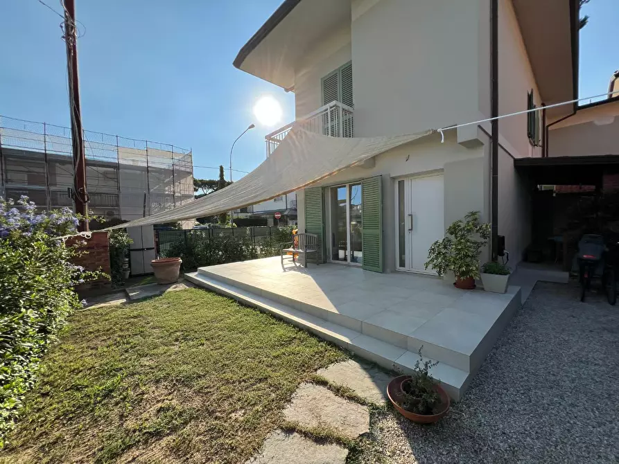 Immagine 2 di Casa bifamiliare in vendita  a Pietrasanta