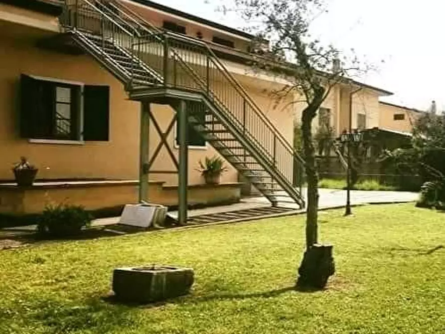 Immagine 4 di Villa in vendita  a Carrara