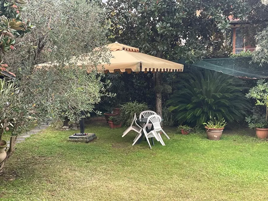 Immagine 12 di Casa bifamiliare in affitto  a Montignoso