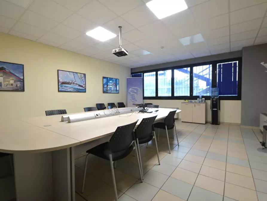 Immagine 6 di Ufficio in affitto  a Lucca