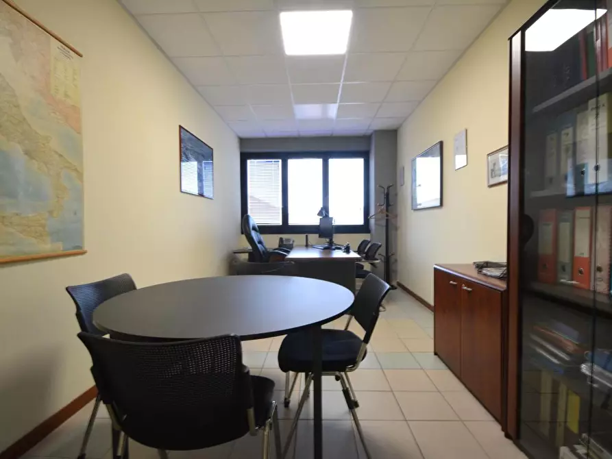 Immagine 9 di Ufficio in affitto  a Lucca