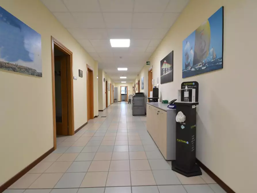 Immagine 3 di Ufficio in affitto  a Lucca