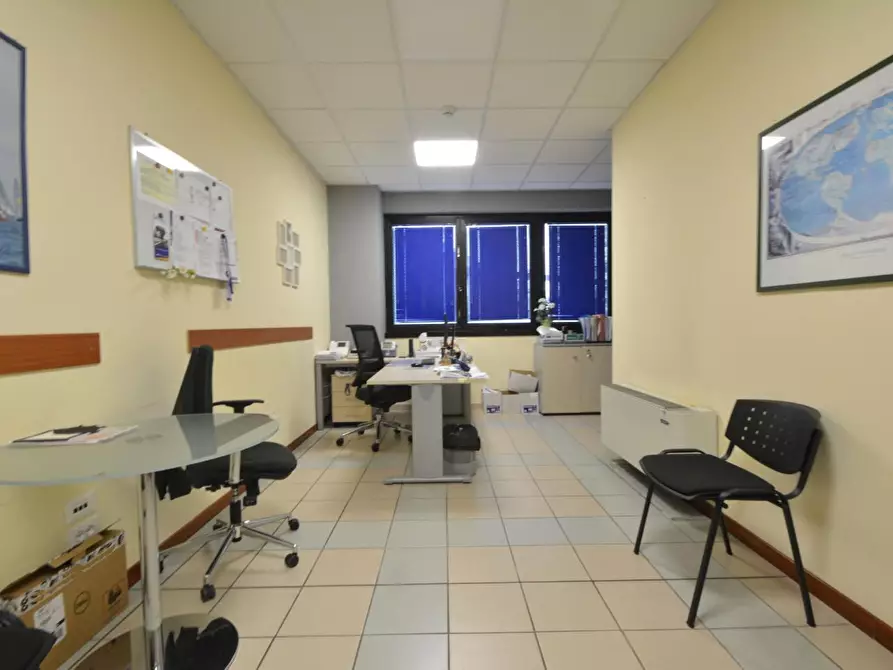 Immagine 7 di Ufficio in affitto  a Lucca