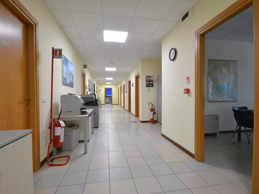 Immagine 12 di Ufficio in affitto  a Lucca