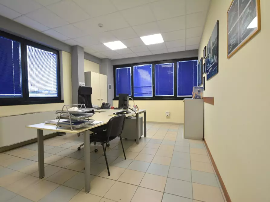 Immagine 4 di Ufficio in affitto  a Lucca