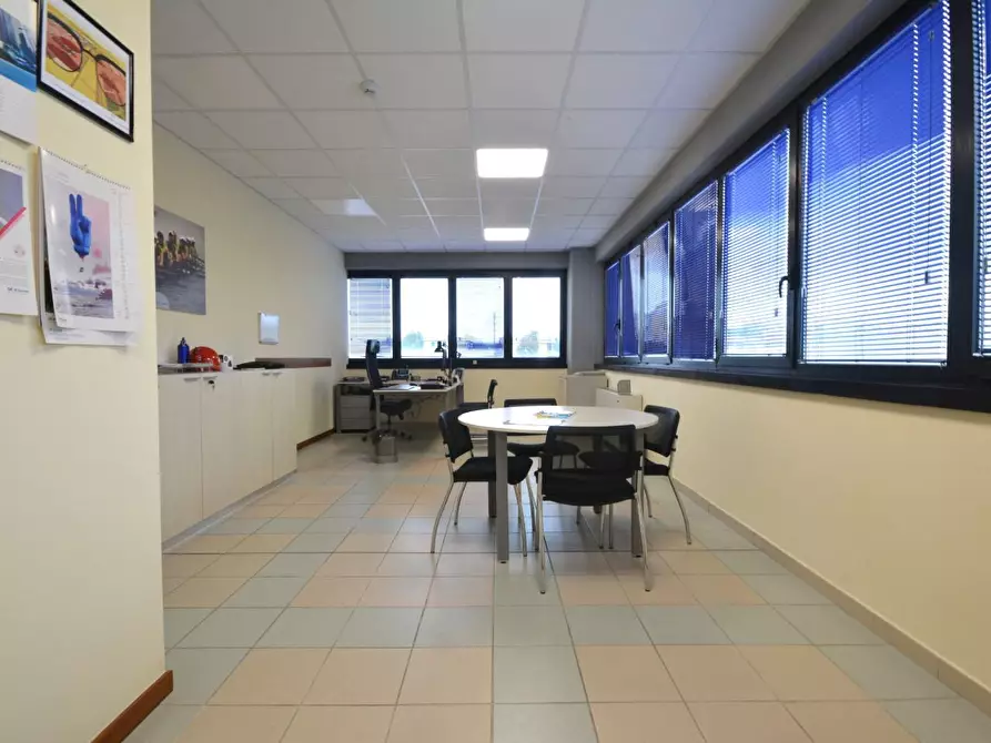 Immagine 11 di Ufficio in affitto  a Lucca