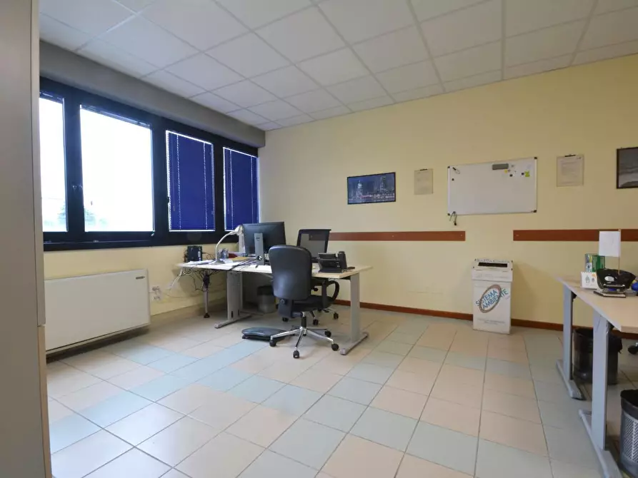 Immagine 10 di Ufficio in affitto  a Lucca