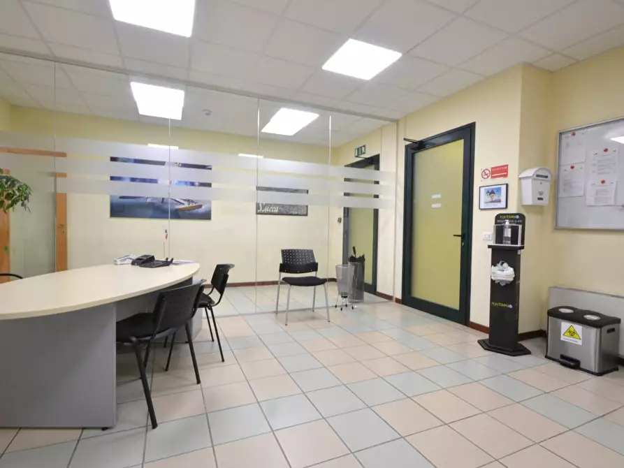 Immagine 2 di Ufficio in affitto  a Lucca