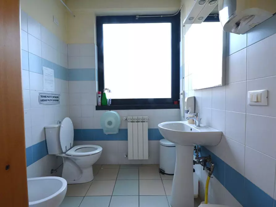 Immagine 8 di Ufficio in affitto  a Lucca