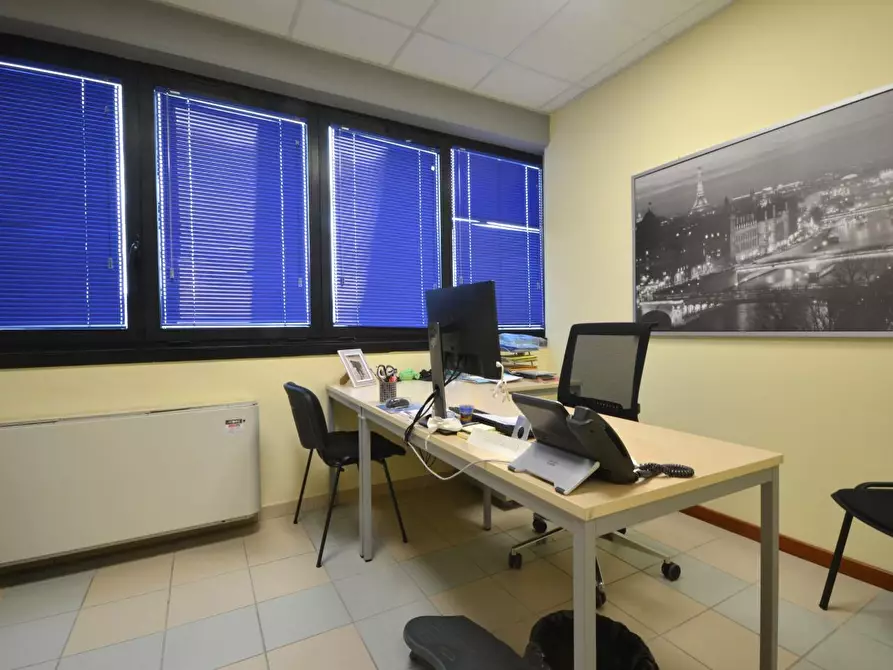 Immagine 5 di Ufficio in affitto  a Lucca