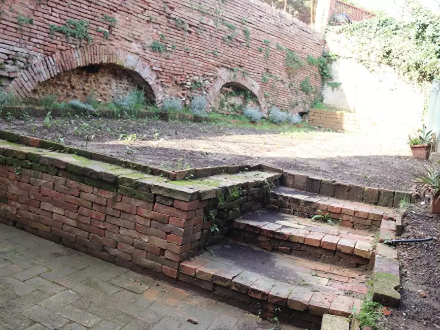Immagine 10 di Appartamento in vendita  a Siena