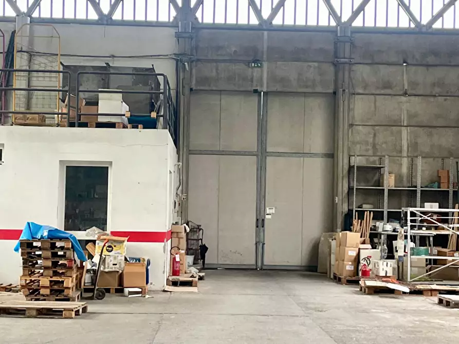 Immagine 13 di Attività artigianale in vendita  a Massa