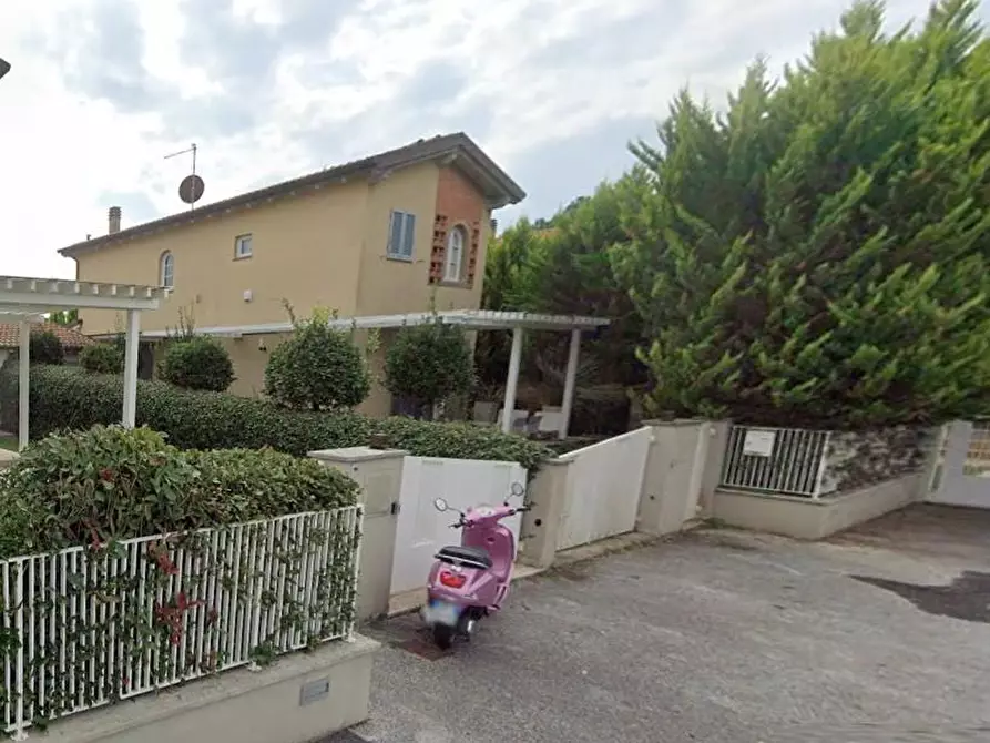 Immagine 1 di Villa in vendita  a Camaiore