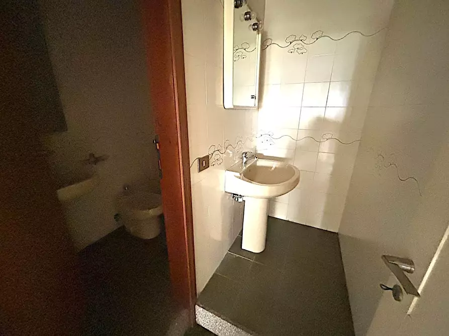 Immagine 11 di Ufficio in vendita  a Vinci