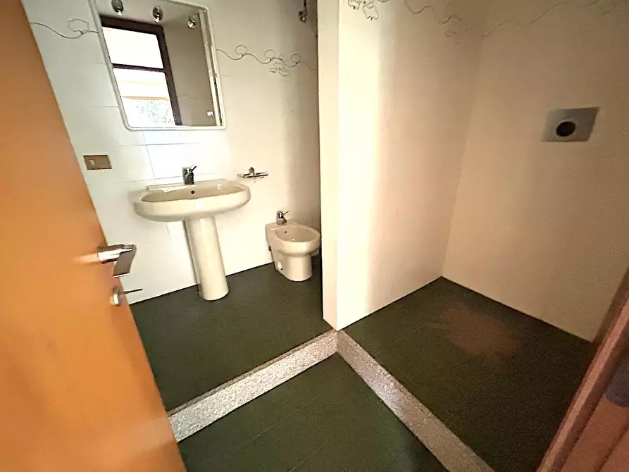 Immagine 12 di Ufficio in vendita  a Vinci