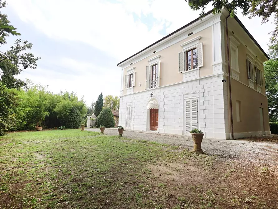 Immagine 4 di Villa in vendita  a Pisa