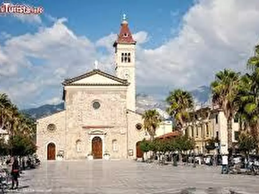 Immagine 15 di Villa in vendita  a Carrara