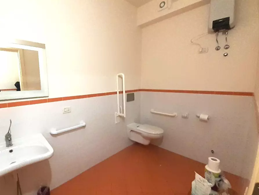 Immagine 21 di Capannone industriale in affitto  a Pontedera