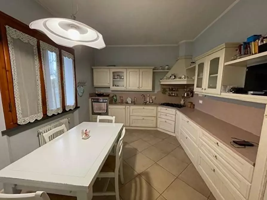 Immagine 2 di Villa in vendita  a Vecchiano