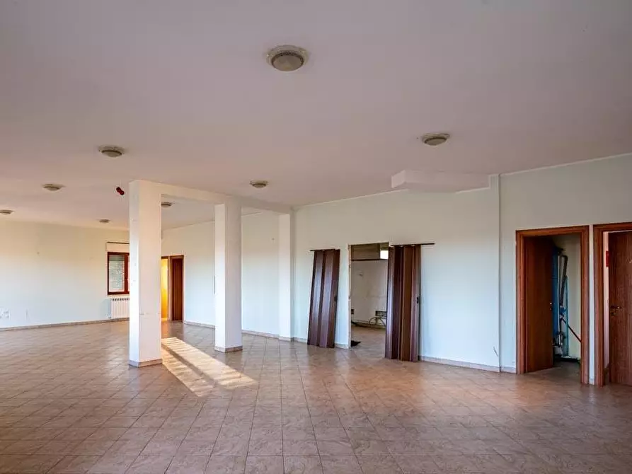 Immagine 2 di Negozio in vendita  a Chiusdino