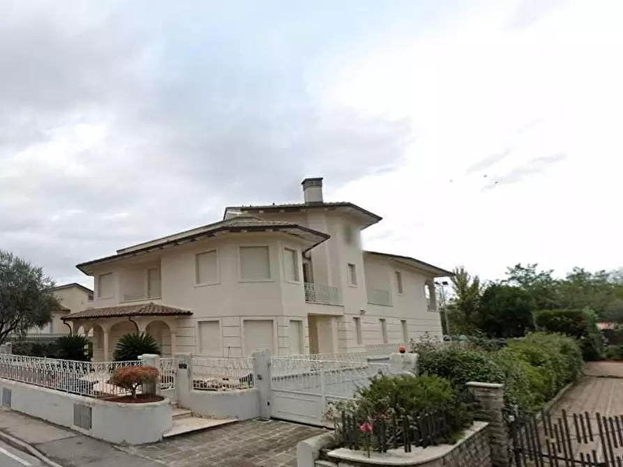 Immagine 1 di Villa in vendita  a Altopascio