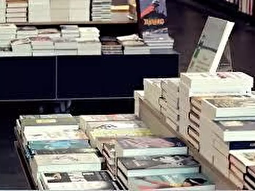 Immagine 4 di Attività commerciale in vendita  a Crespina Lorenzana