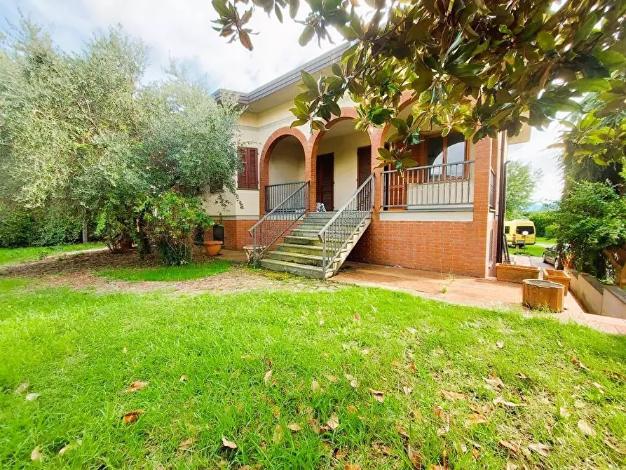 Immagine 2 di Villa in vendita  a Capannori