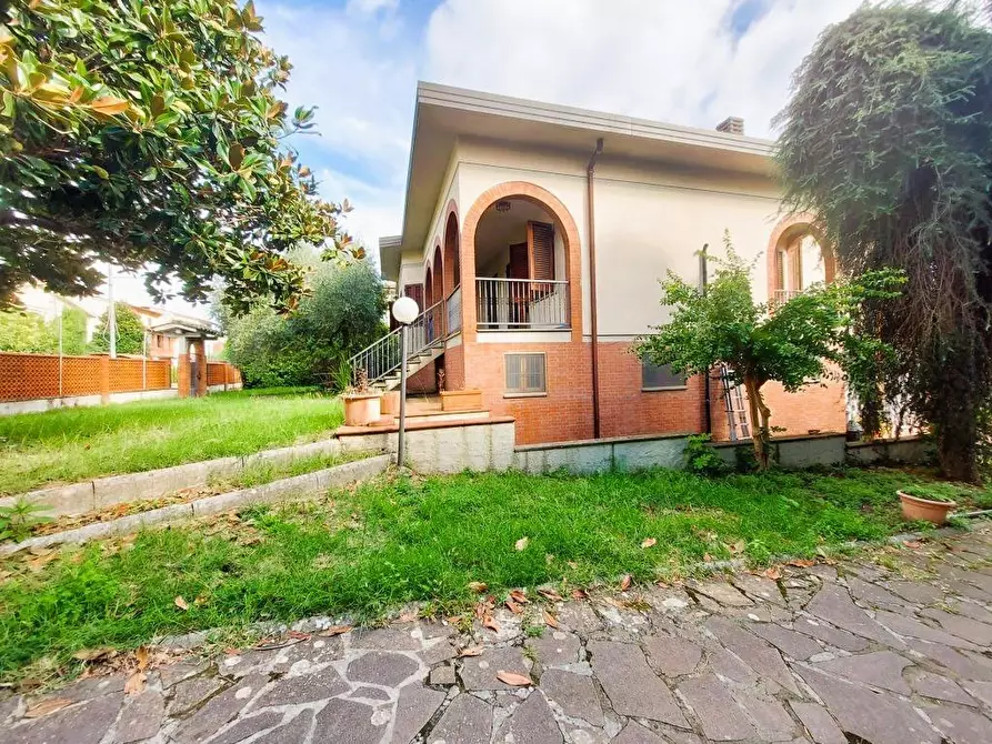 Immagine 5 di Villa in vendita  a Capannori