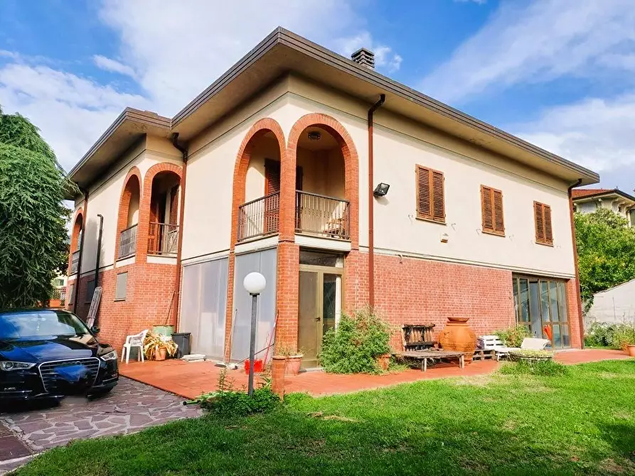 Immagine 1 di Villa in vendita  a Capannori