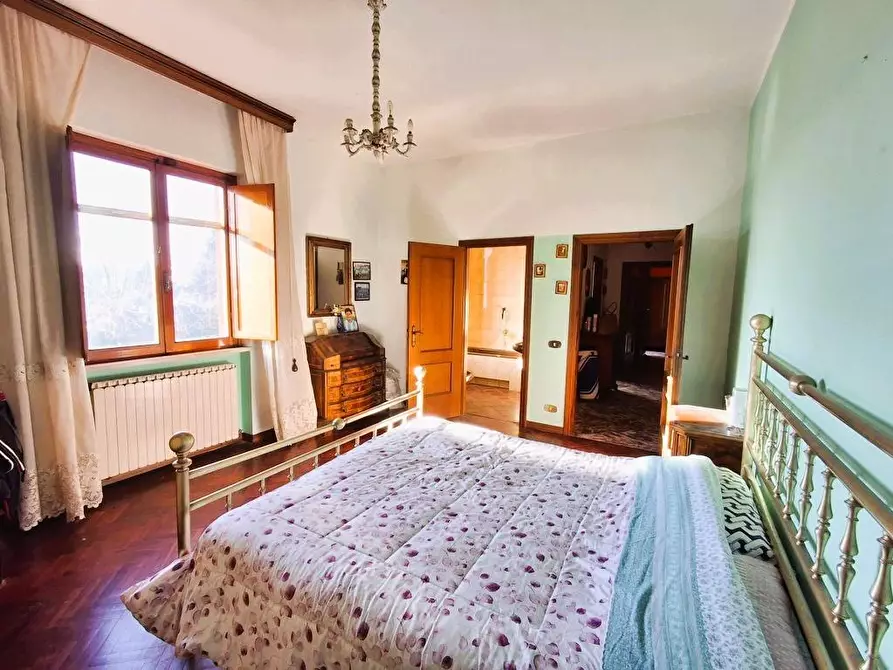 Immagine 38 di Villa in vendita  a Capannori