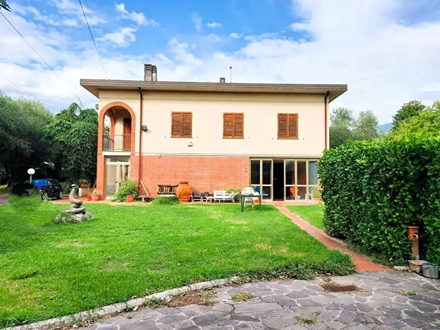 Immagine 6 di Villa in vendita  a Capannori