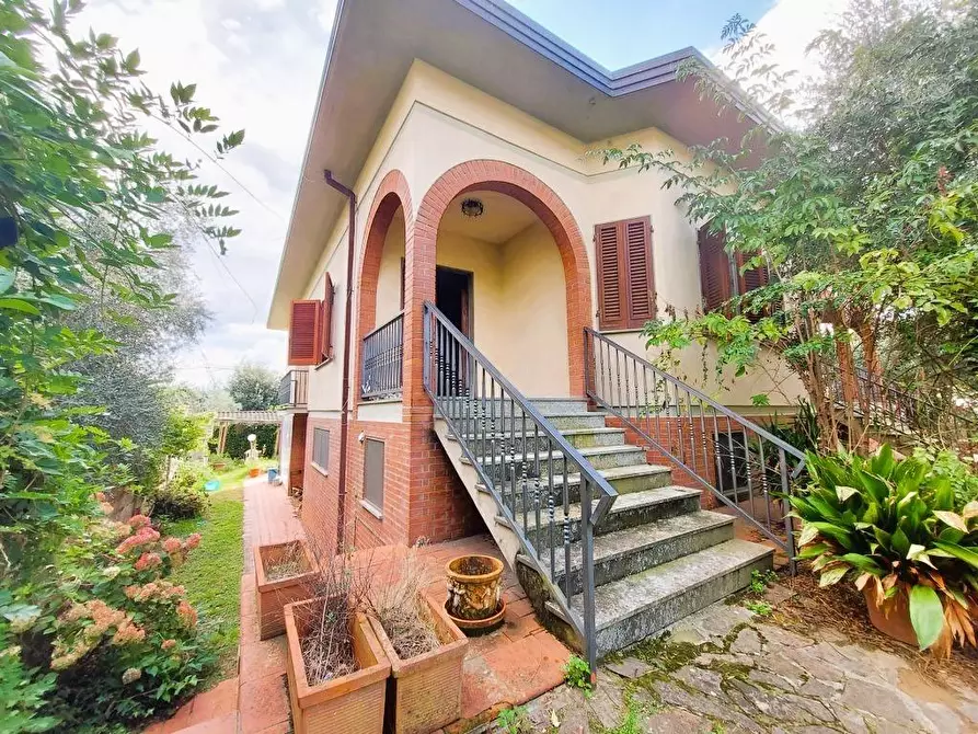 Immagine 4 di Villa in vendita  a Capannori