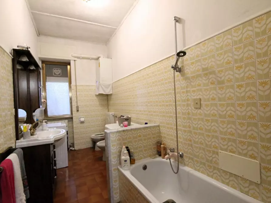 Immagine 16 di Appartamento in vendita  a Lucca