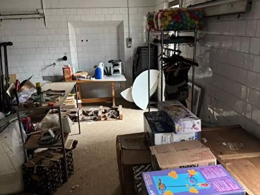 Immagine 2 di Locale commerciale in vendita  a Calci