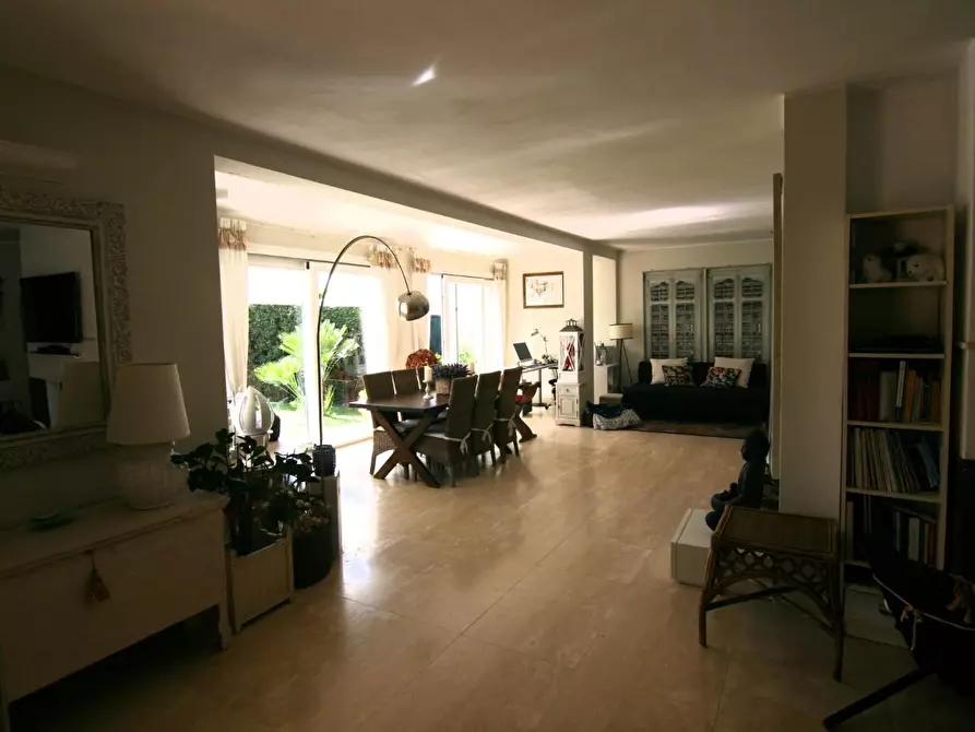 Immagine 13 di Villa in vendita  a Carrara