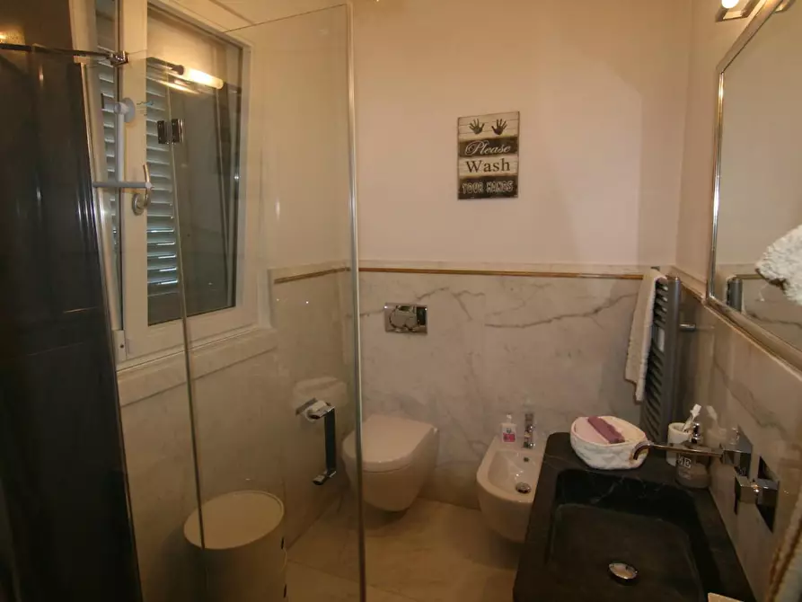 Immagine 24 di Villa in vendita  a Carrara