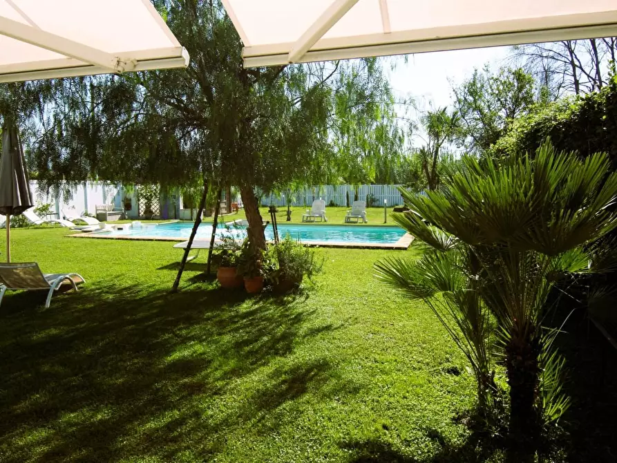 Immagine 1 di Villa in vendita  a Carrara