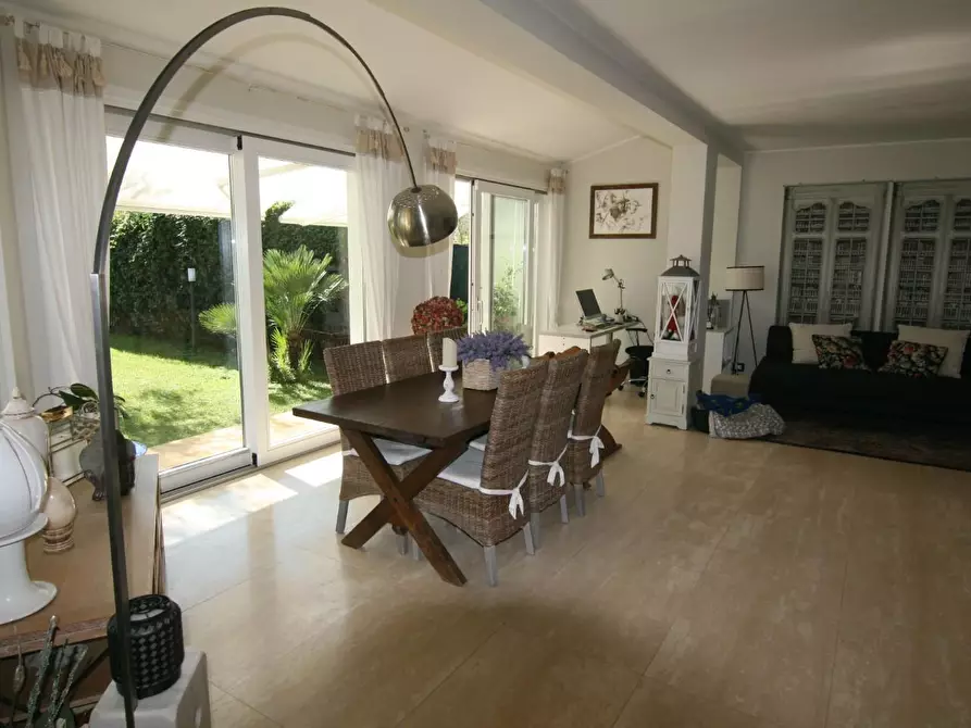 Immagine 19 di Villa in vendita  a Carrara