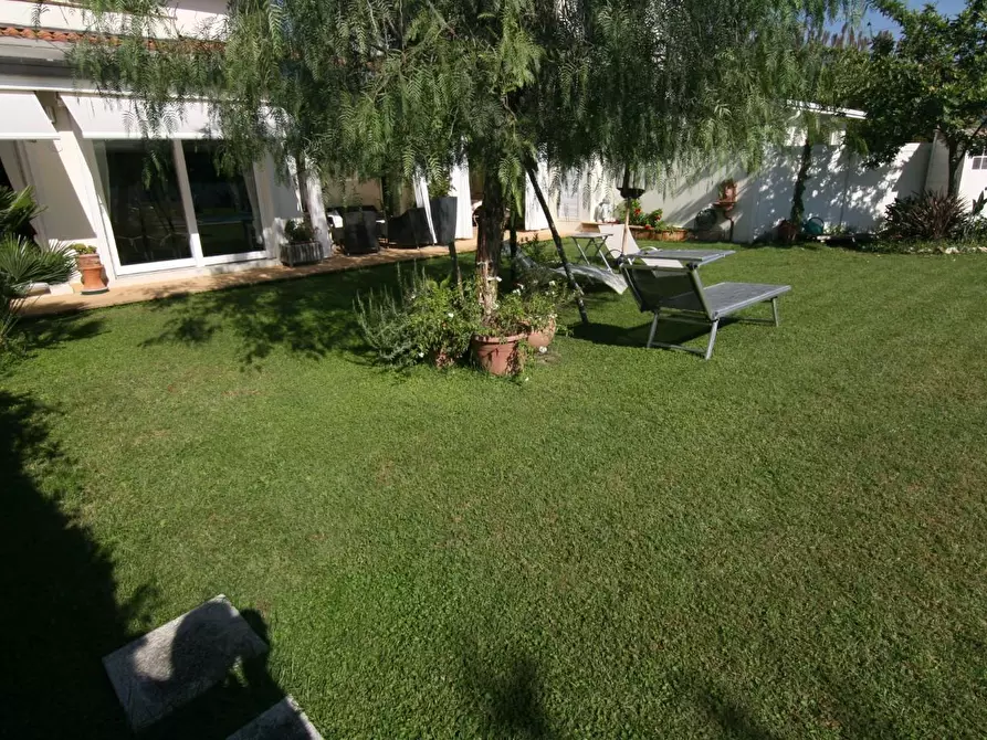 Immagine 33 di Villa in vendita  a Carrara