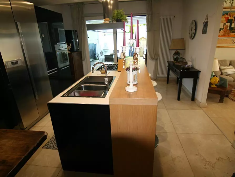 Immagine 16 di Villa in vendita  a Carrara