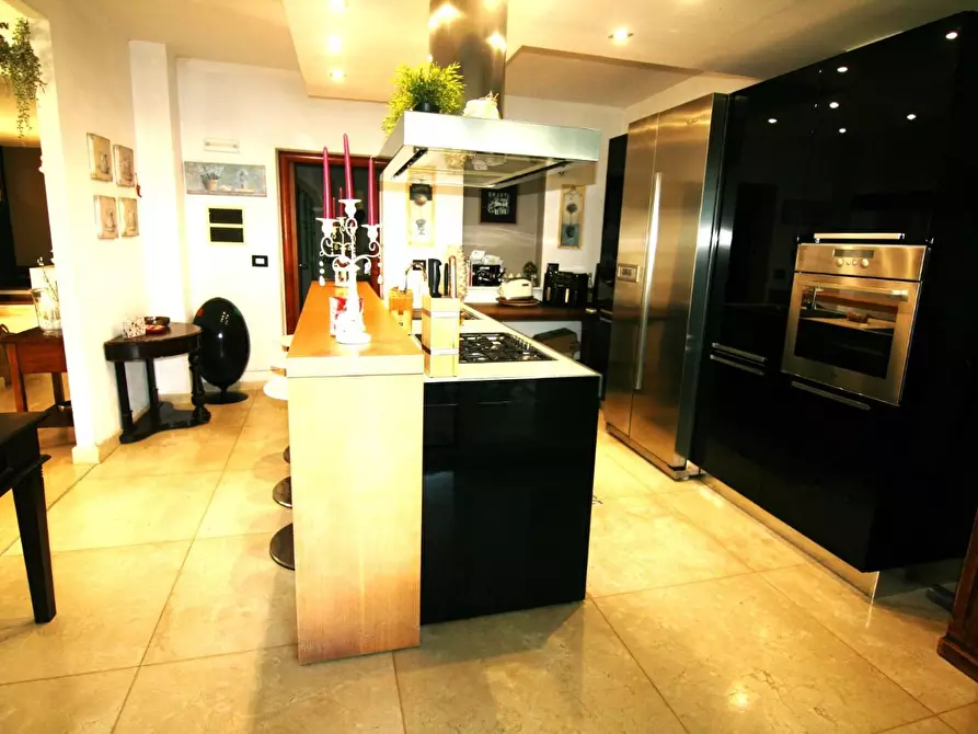 Immagine 15 di Villa in vendita  a Carrara