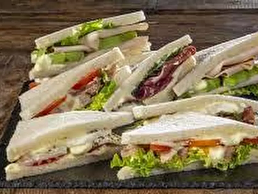 Immagine 24 di Locale commerciale in vendita  a Livorno