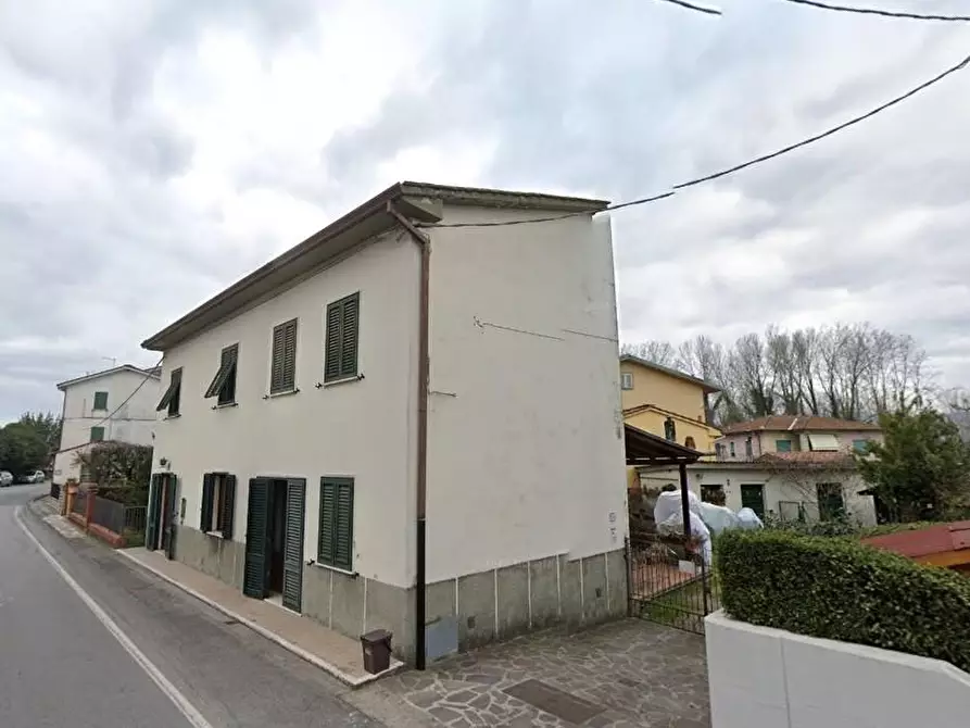 Immagine 1 di Villa in vendita  a Lucca