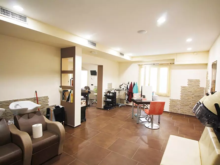 Immagine 4 di Locale commerciale in vendita  a Vinci