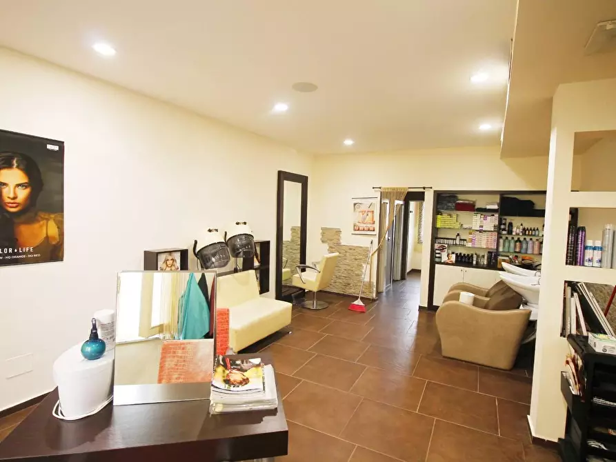 Immagine 2 di Locale commerciale in vendita  a Vinci