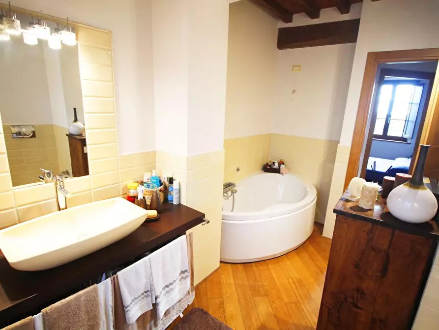 Immagine 21 di Casa colonica in vendita  a Vinci