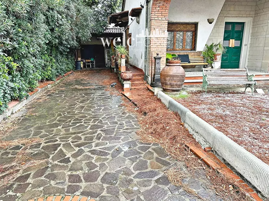 Immagine 1 di Villa in vendita  a Campi Bisenzio